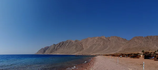 Spiaggia mare con panorama sulle montagne — Foto Stock