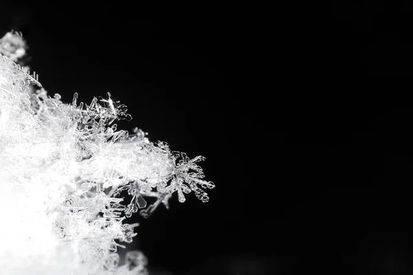 Snökristaller på svart — Stockfoto