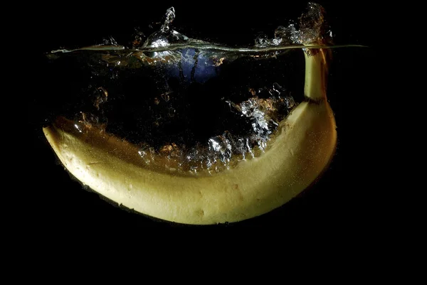 Банан в воде — стоковое фото