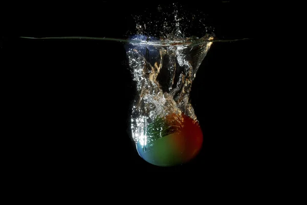 Oeuf de Pâques dans l'eau — Photo