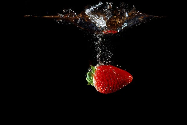 Erdbeere gespritzt — Stockfoto
