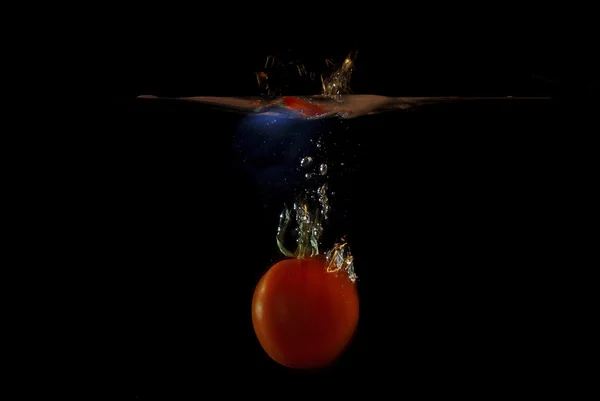 Pomidor w wodzie pod powierzchnią — Zdjęcie stockowe