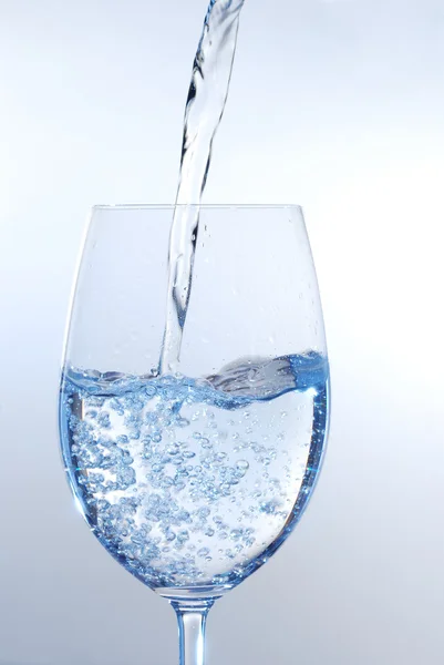 Agua clara que vierte — Foto de Stock