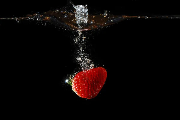 Красная клубника и пузырьки в воде — стоковое фото