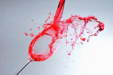 Kırmızı sıvı ve şenlikli