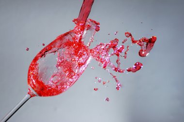 vahşi kırmızı şarap cam sıvı sıçramasına