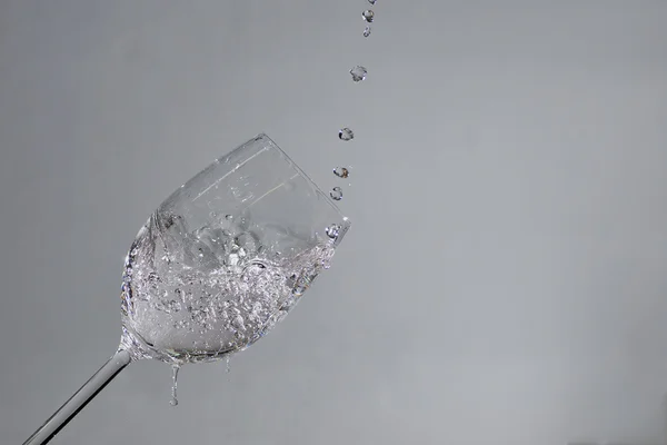 Gotas espumosas en agua y vidrio — Foto de Stock