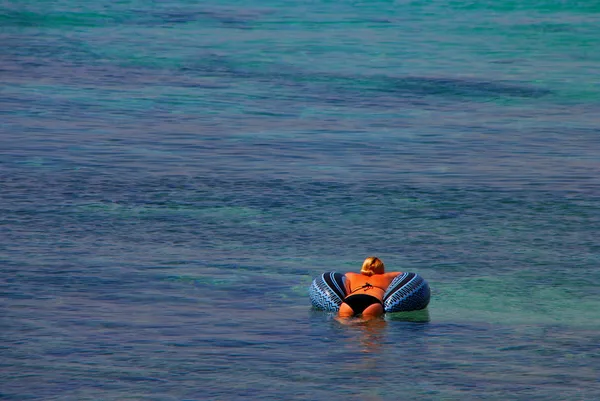 Chica en bikini en el mar azul — Foto de Stock