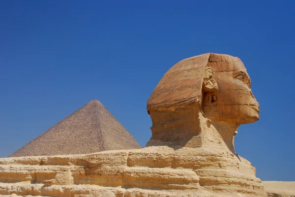 Sphinx und Pyramide in Ägypten — Stockfoto