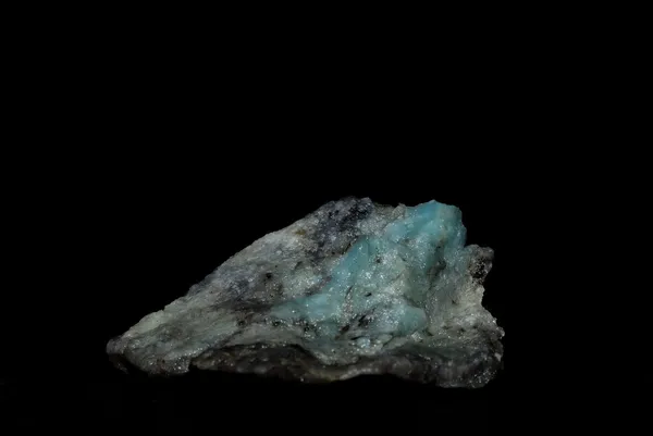 Lazulite 矿物与蓝色花边 — 图库照片