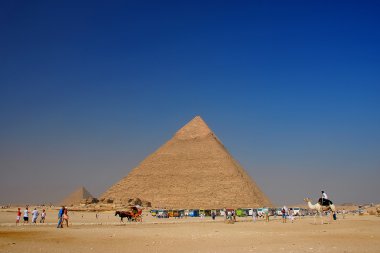 Mısır piramitleri ile turistler