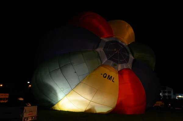 Inflar o balão na noite — Fotografia de Stock