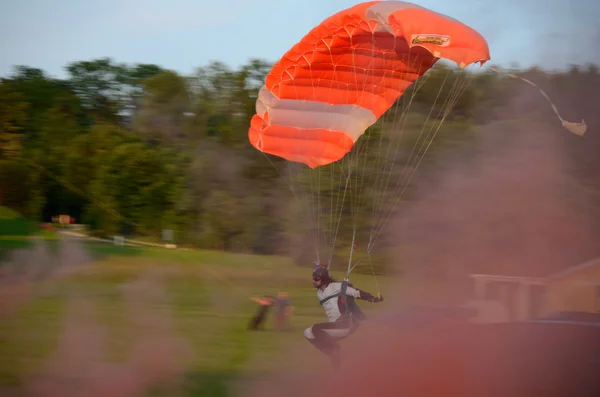 Parachutist landt — Stockfoto