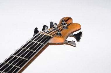 beyaz zemin üzerine bas gitar