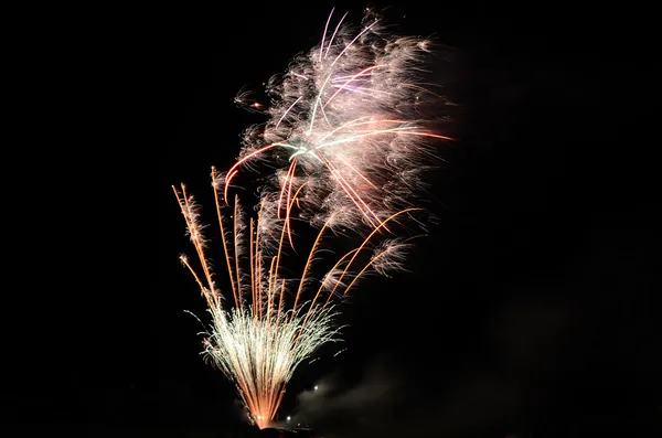 Hoge kleurrijke vuurwerk — Stockfoto