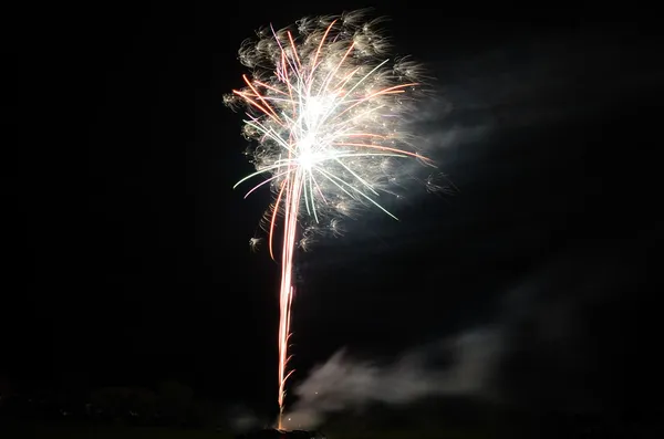 Feux d'artifice élevés — Photo