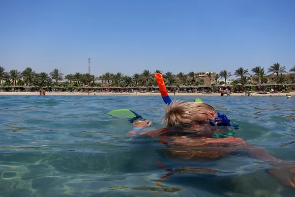 海の中の子供 — ストック写真