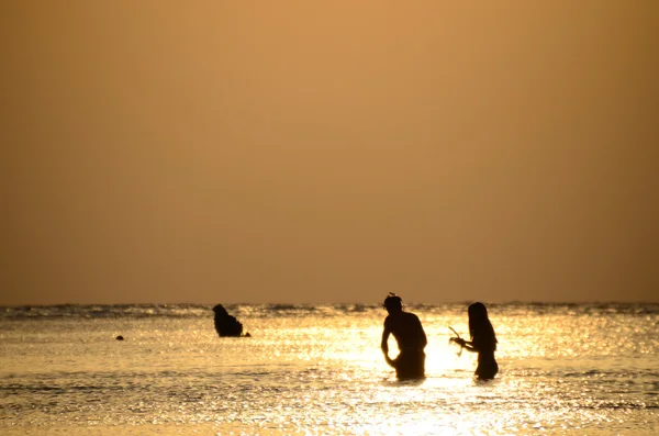 Нырять с маской в море на восходе солнца — стоковое фото