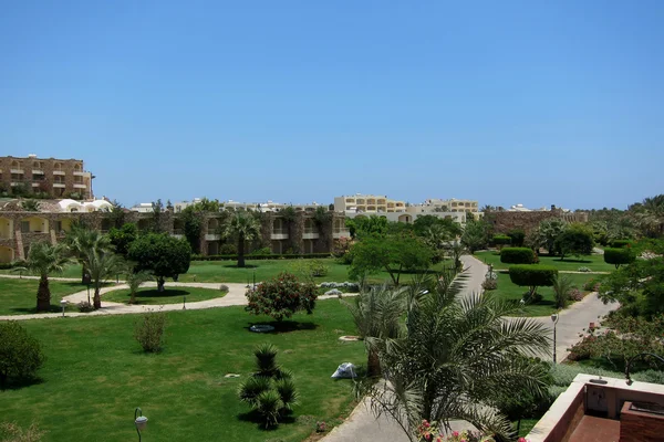 Hotel complex with palm trees in egypt — Stock Photo, Image