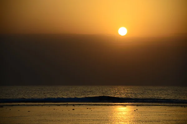 समुद्र पर लहरों के साथ सूर्योदय — स्टॉक फ़ोटो, इमेज
