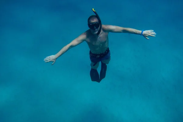 Free diving in sea — Stock Photo, Image