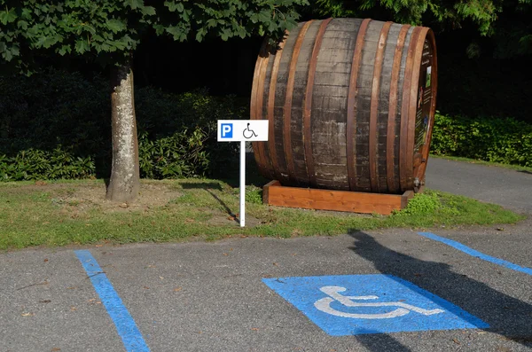 Parking pour handicapés avec tonneau — Photo