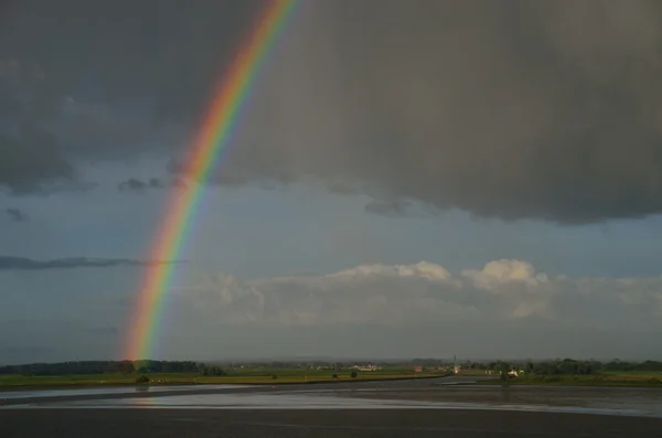 Regenboog op zee — Stockfoto