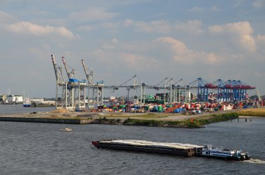 Kargo gemisi ve konteyner ile Hamburg