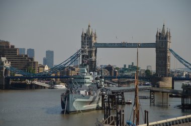 Londra'da savaş gemisi