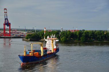 Hamburg limanında konteyner gemisi