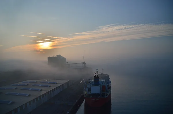 Ship with fog and sun — Stock Photo, Image