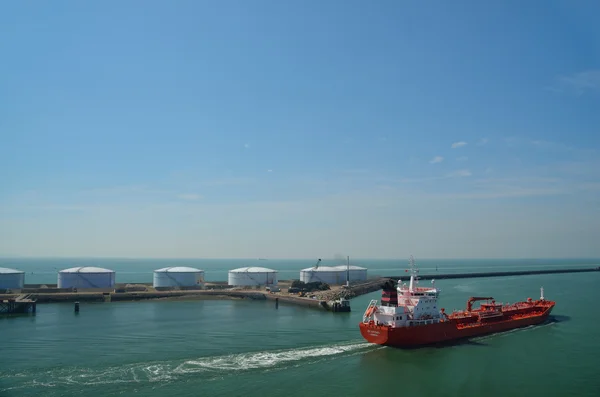 Buque de carga rojo en un puerto — Foto de Stock