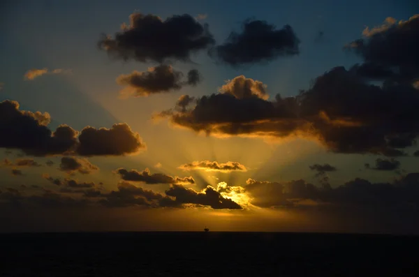 Светящийся закат на море с кораблем — стоковое фото
