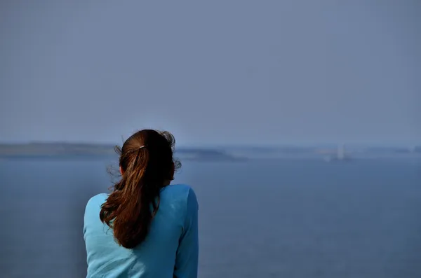 Femme regardant l'horizon en mer — Photo