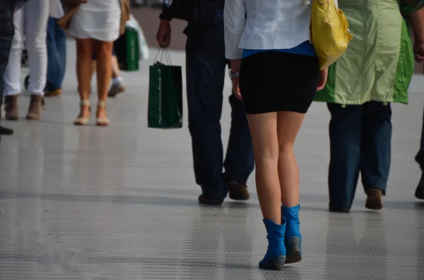 Женщина с мини-юбкой покупки — стоковое фото