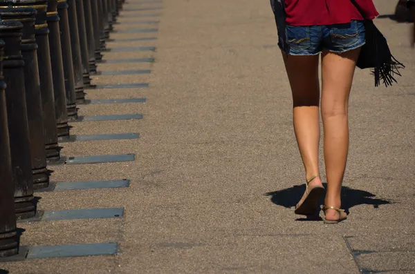 Frau mit kurzer Hose zu Fuß — Stockfoto