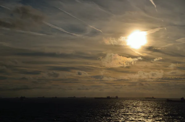 Prachtige zonsondergang met veel schepen op zee — Stockfoto