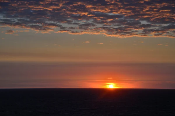 Pôr do sol com nuvens no mar — Fotografia de Stock