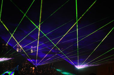 lazer gösterisi ile yeşil parıltı