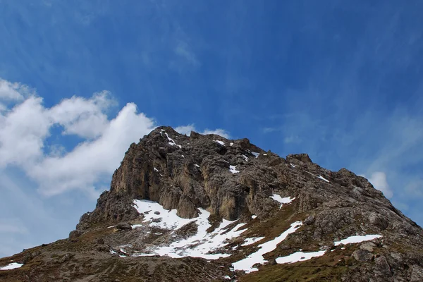 Montagna rocciosa con cielo — Foto Stock