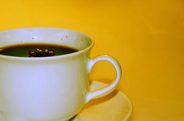 Tazza di caffè su giallo — Foto Stock