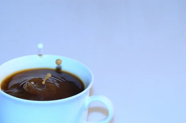 Droppar i kaffe — Stockfoto