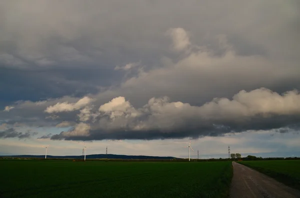 Nubes de tormenta y ruedas de viento — Foto de Stock