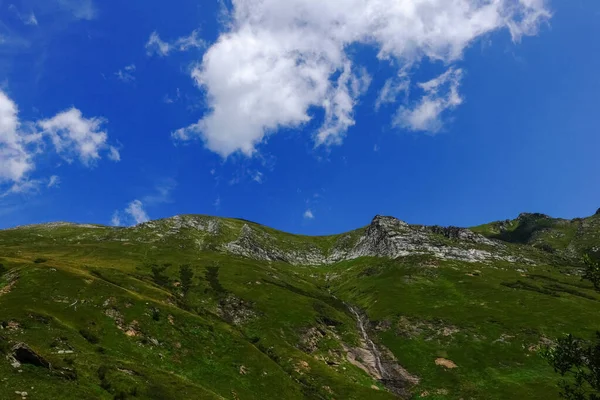 Πανέμορφο Γαλάζιο Ουρανό Ενώ Πεζοπορία Στο Καταπράσινο Τοπίο Βουνό Της — Φωτογραφία Αρχείου