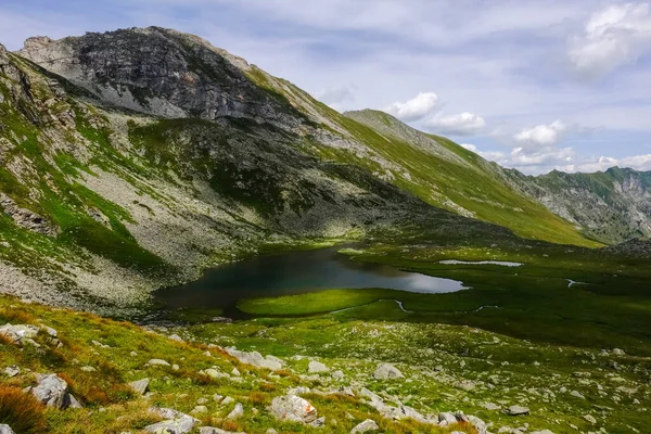 Dağ manzaralı muhteşem yeşil dağ gölü. Yürürken yukarıdan görünüyor.