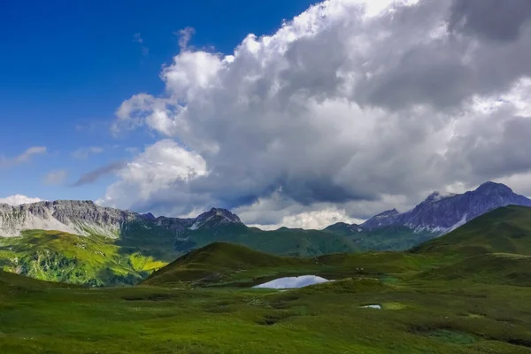 Magnifique Paysage Naturel Avec Des Montagnes Petit Lac Montagne Bleu — Photo