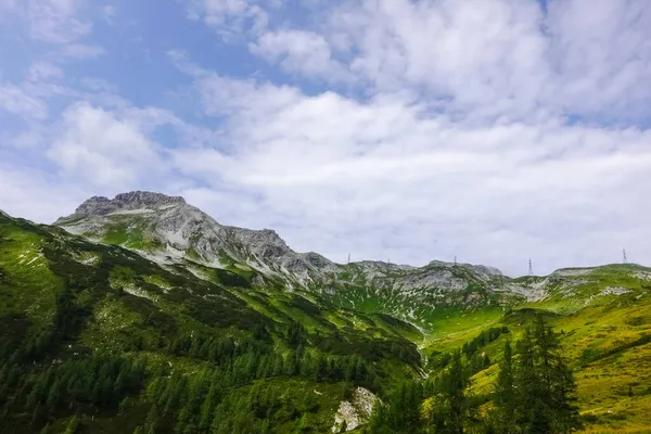 Magnífico Paisaje Montaña Rocosa Con Pilones Electricidad Suaves Nubes Blancas — Foto de Stock