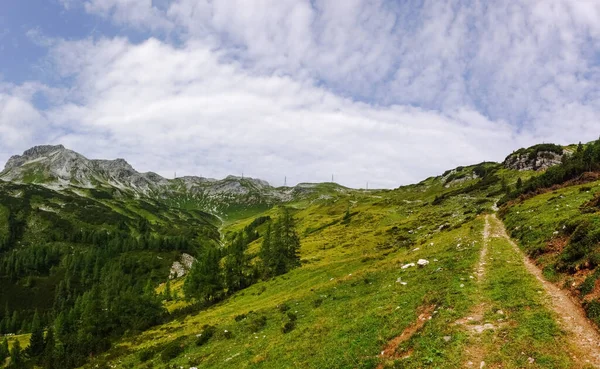 Magnifique Paysage Montagne Rocheux Avec Pylônes Électriques Nuages Doux Sur — Photo