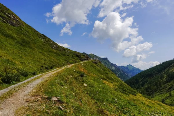 Lunga Strada Sterrata Ripida Fino Alla Cima Una Montagna Con — Foto Stock