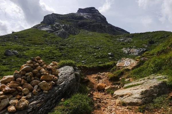 Muitas Pedras Empilhadas Caminho Caminhada Uma Montanha Verão Férias — Fotografia de Stock